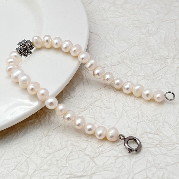 Tory Burch Elegant Pearl bracelet with Silver tory Burch logo with diamond - Picture 3 of 6
